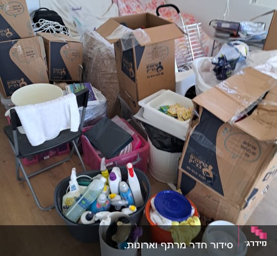 ארגזים, חומרי ניקוי וכלי אחסון בחדר